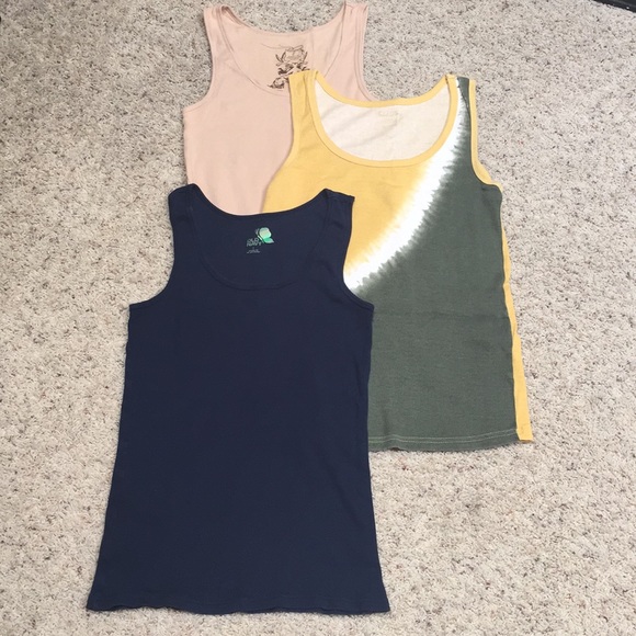 Tops - 🛑FREE W/$10 purchase🛑 women’s large tank tops.